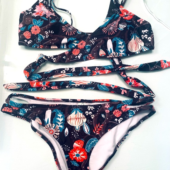 CUPSHE Wrap Bikini - Picture 3 of 3